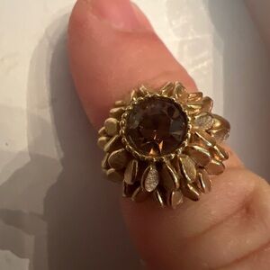 Avon vintage gold tone adjustable ring. Good condition.